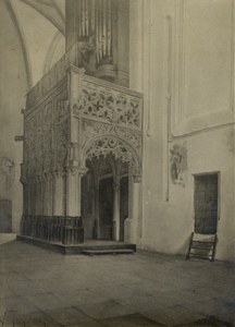 500869 Interieur van de St.-Joriskerk (Hof 1) te Amersfoort: het oxaal voor het koor.